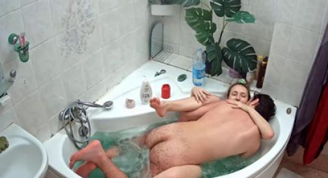 RealLifeCam Masha and boyfriend have hard sex in bathtub